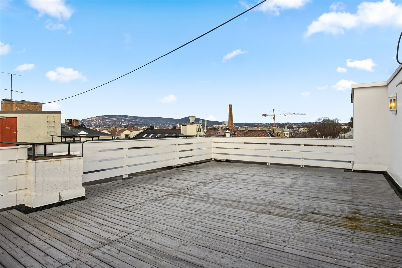 Felles takterrasse med utsikt utover byen og retning Holmenkollen. Galleribilde