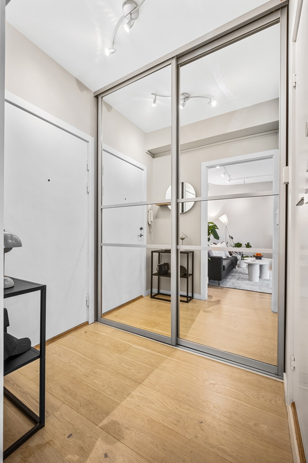 Entré med god oppbevaringsplass i skyvedørsgarderobe. Galleribilde