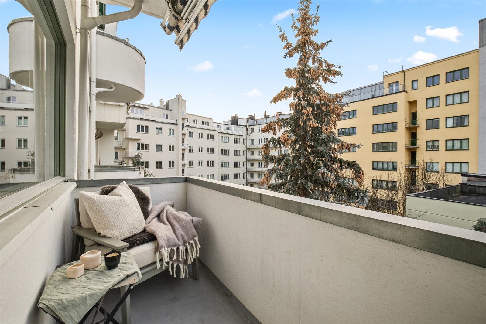Sydvestvendt balkong på ca. 3 kvm med adkomst fra stue. Galleribilde