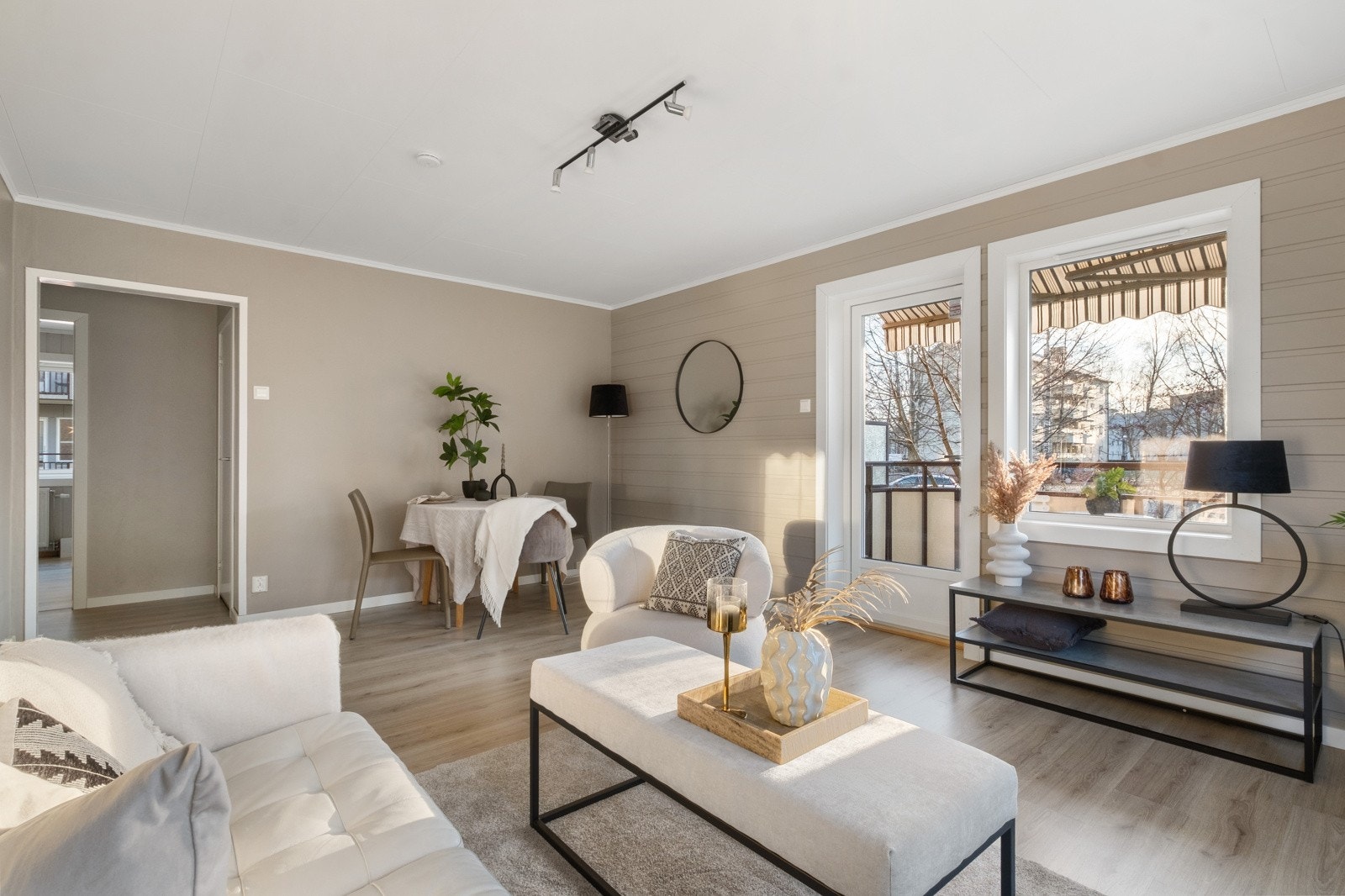 Lys og moderne fargepalett og nytt laminatgulv fra 2024. Galleribilde