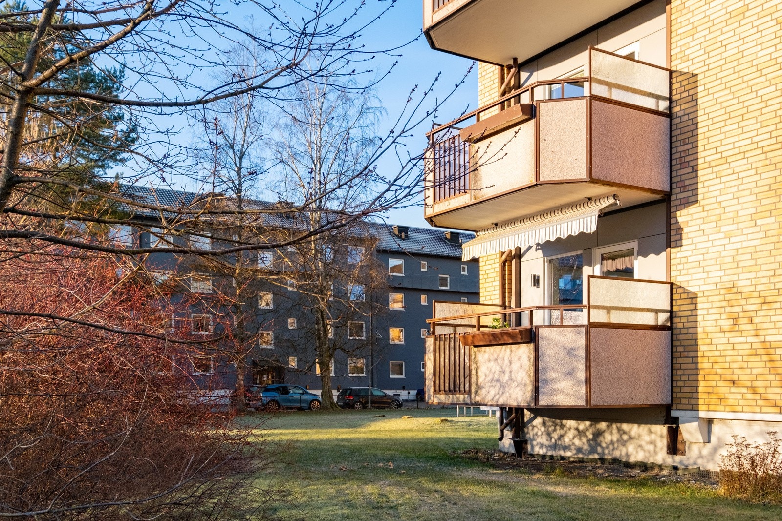 Leiligheten ligger i en høy 1. etasje. Galleribilde