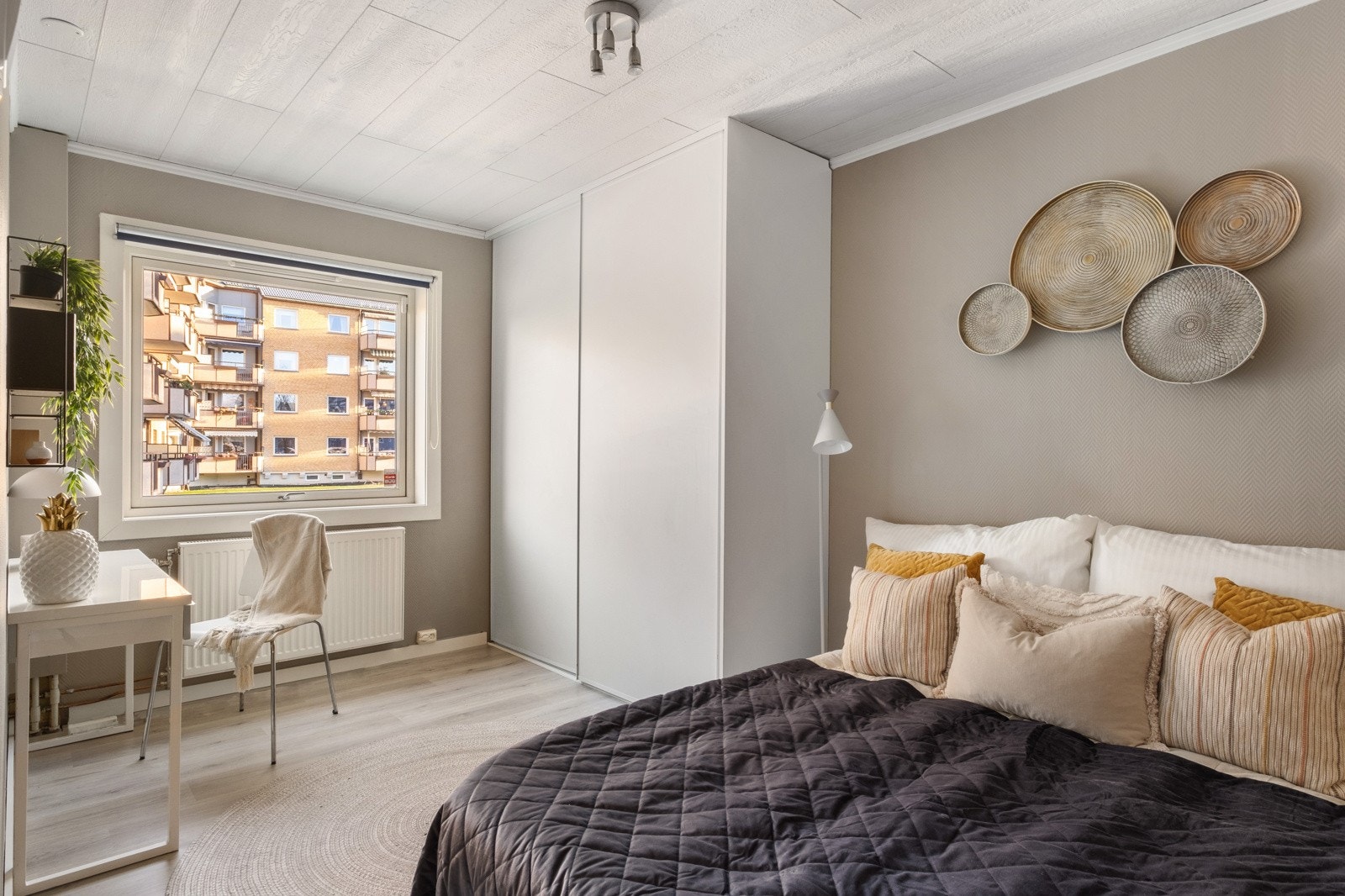 Lyst og delikat soverom med garderobeskap. Galleribilde