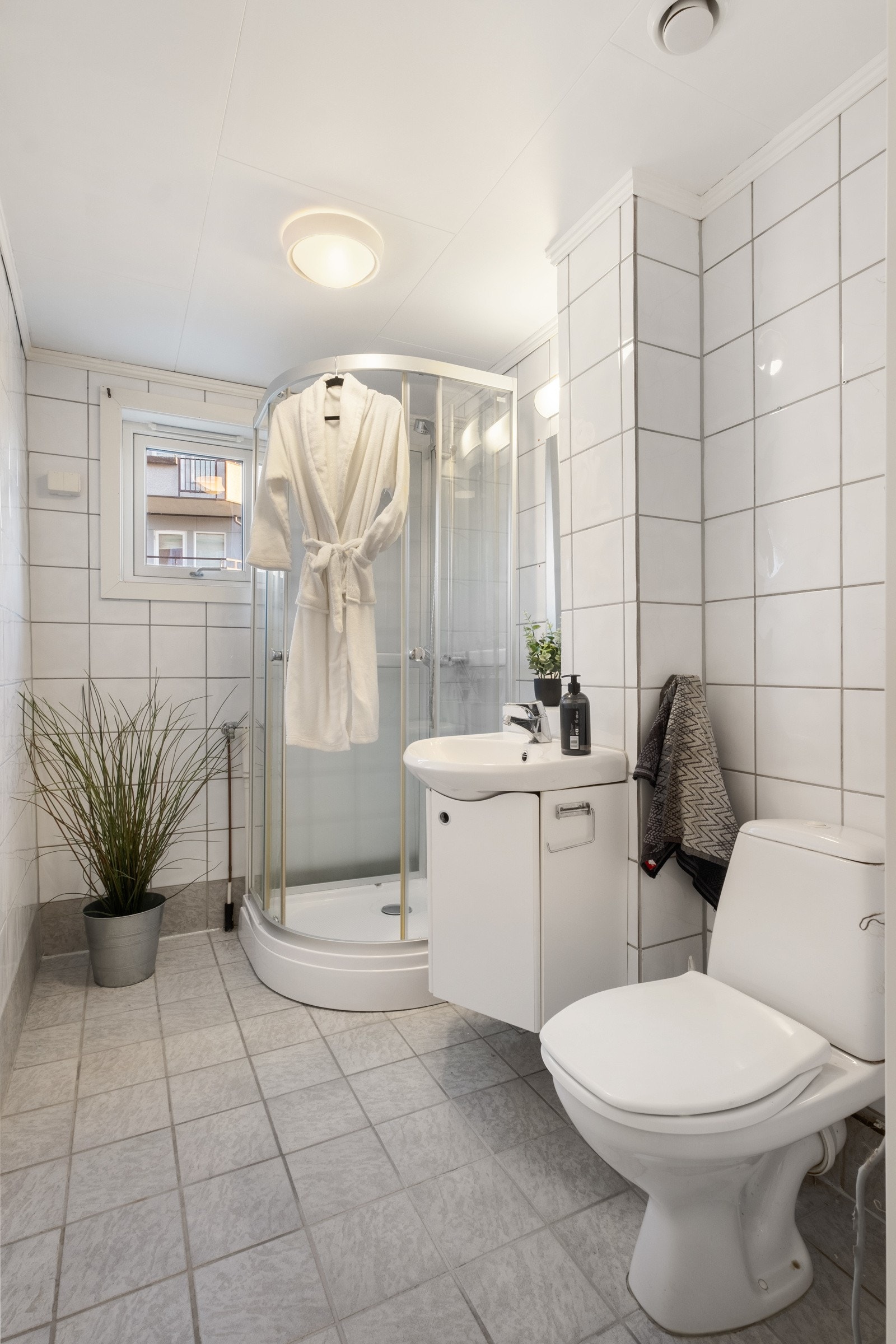 Flislagt bad med varmekabler i gulvet. Galleribilde