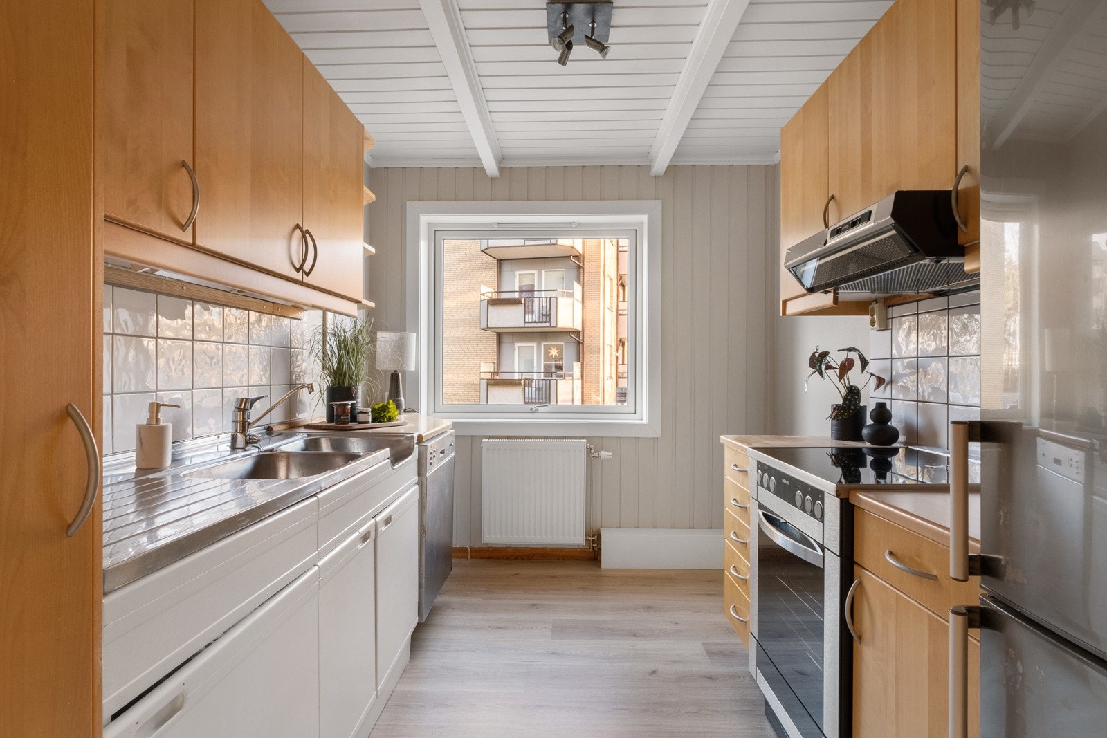 Separat kjøkken med innredning langs to vegger. Galleribilde