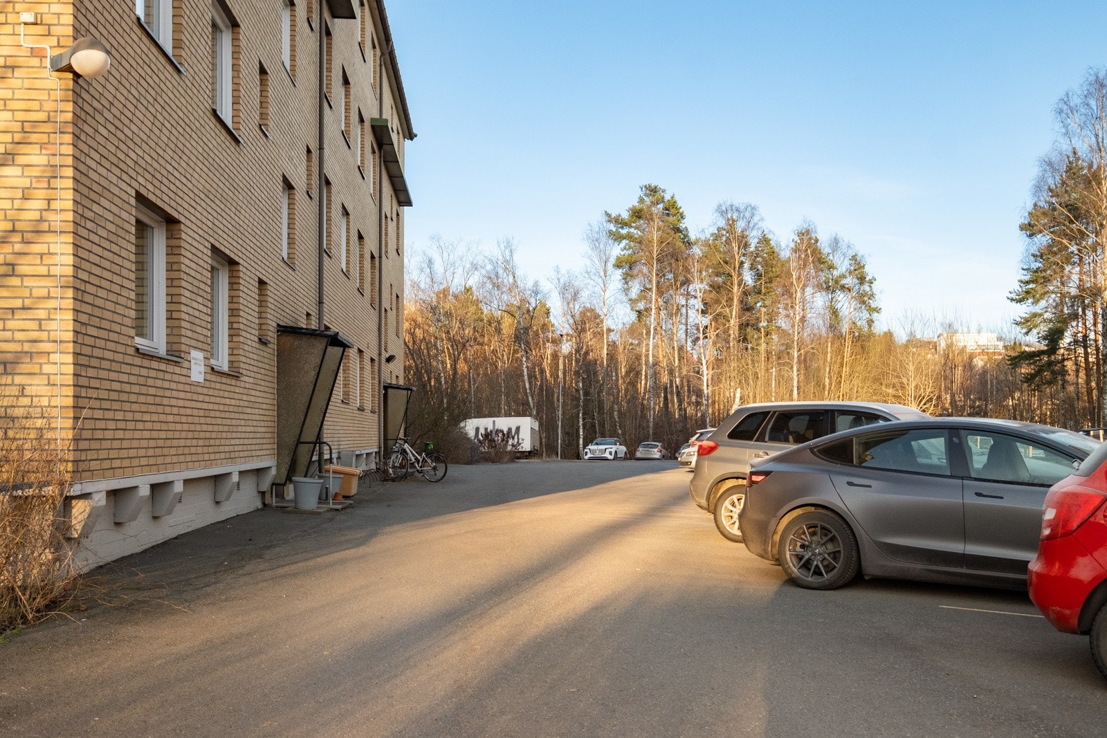 Fast parkeringsplass ute medfølger leiligheten. Galleribilde