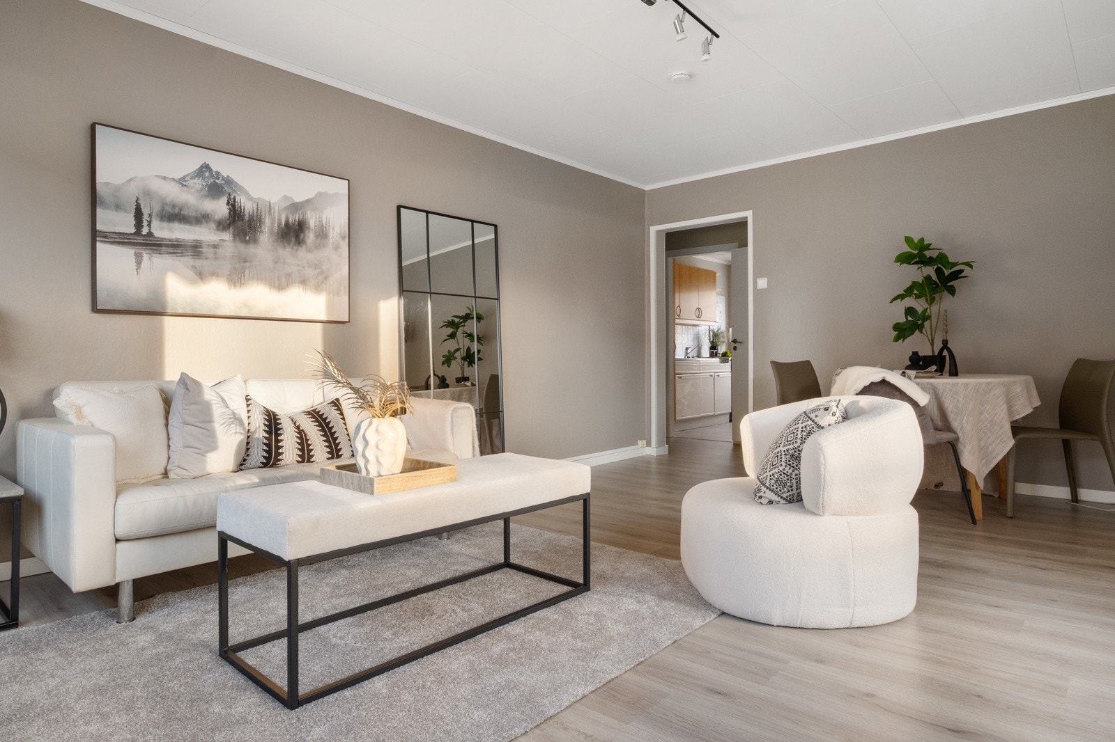 Store deler av leiligheten er overflateoppusset i 2024. Galleribilde