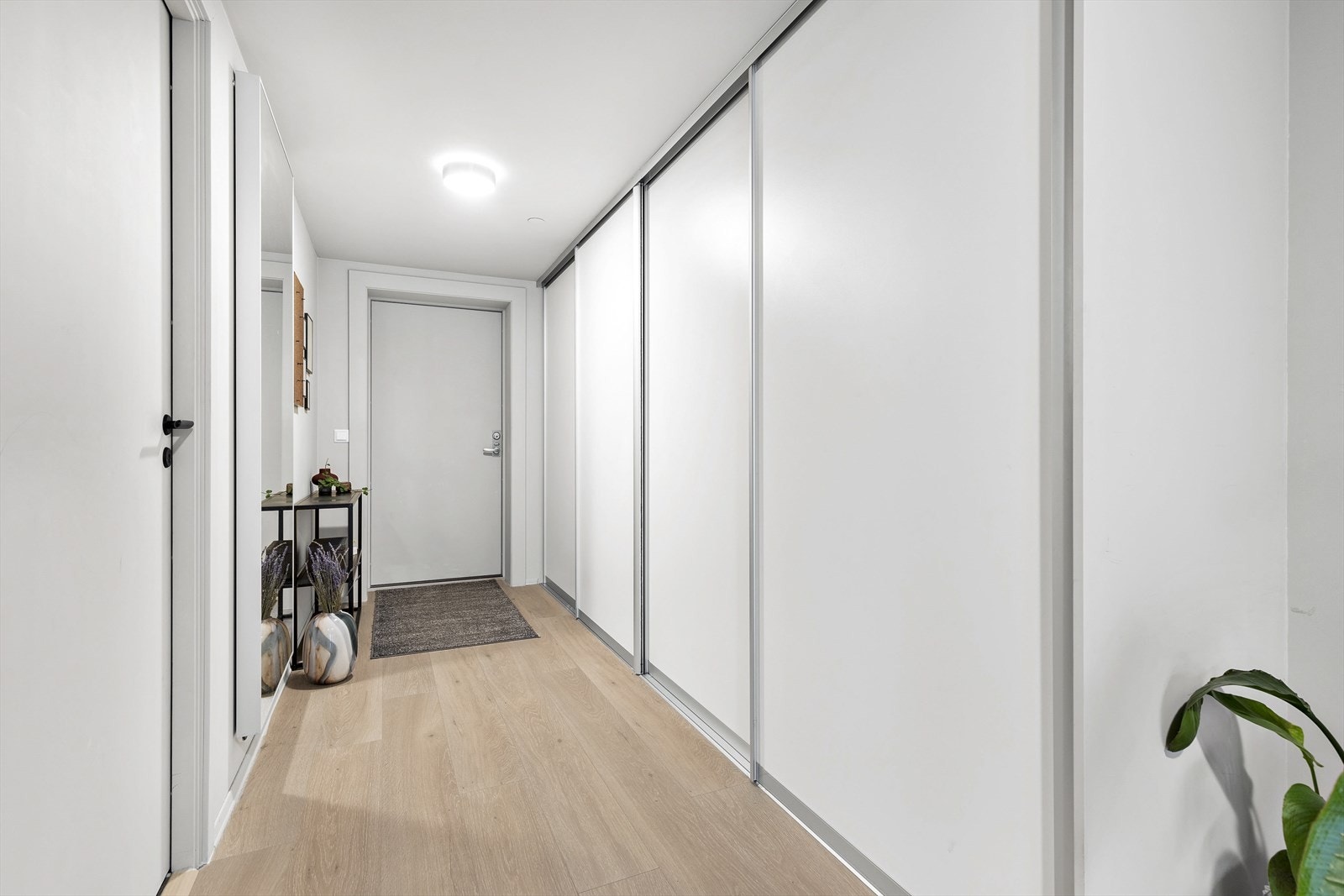 Lys og romslig entré med stor skyvedørsgarderobe Galleribilde