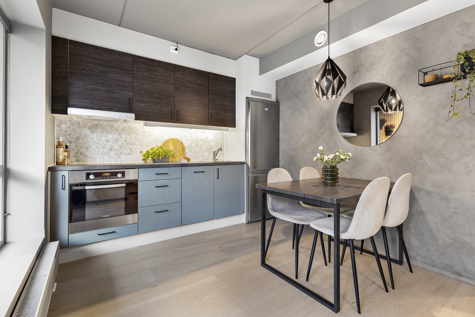 Moderne kjøkken med plass til spisebord Galleribilde