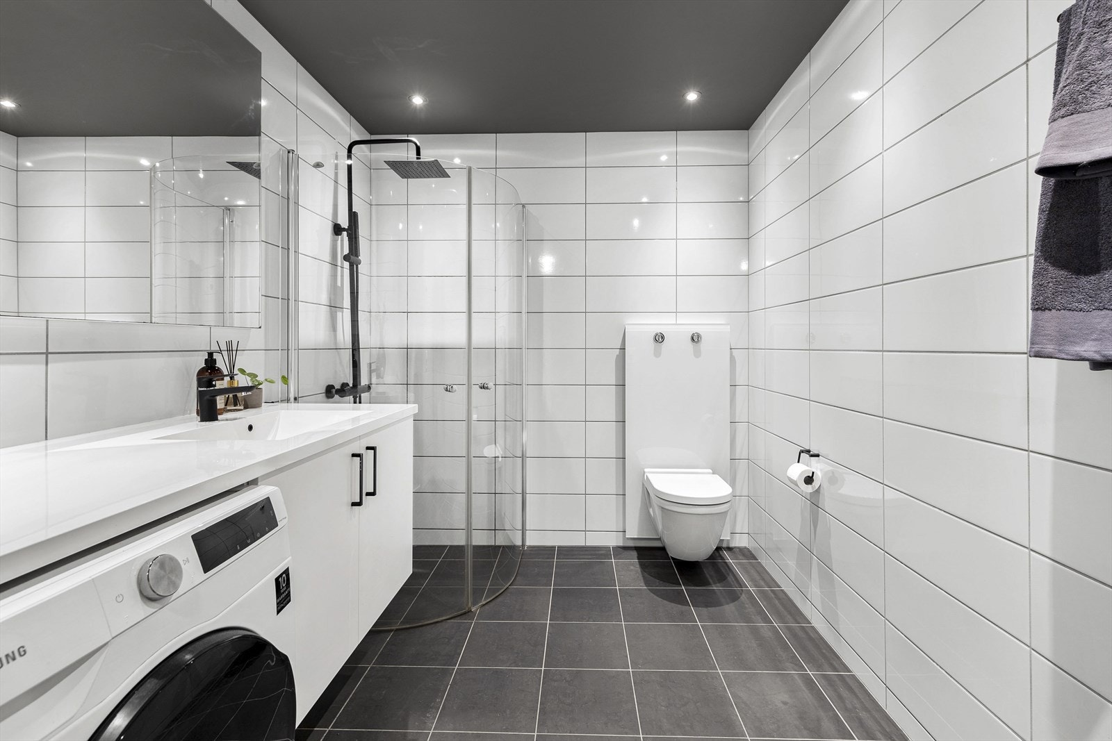 Tidløst og pent bad med varmekabler i gulv Galleribilde