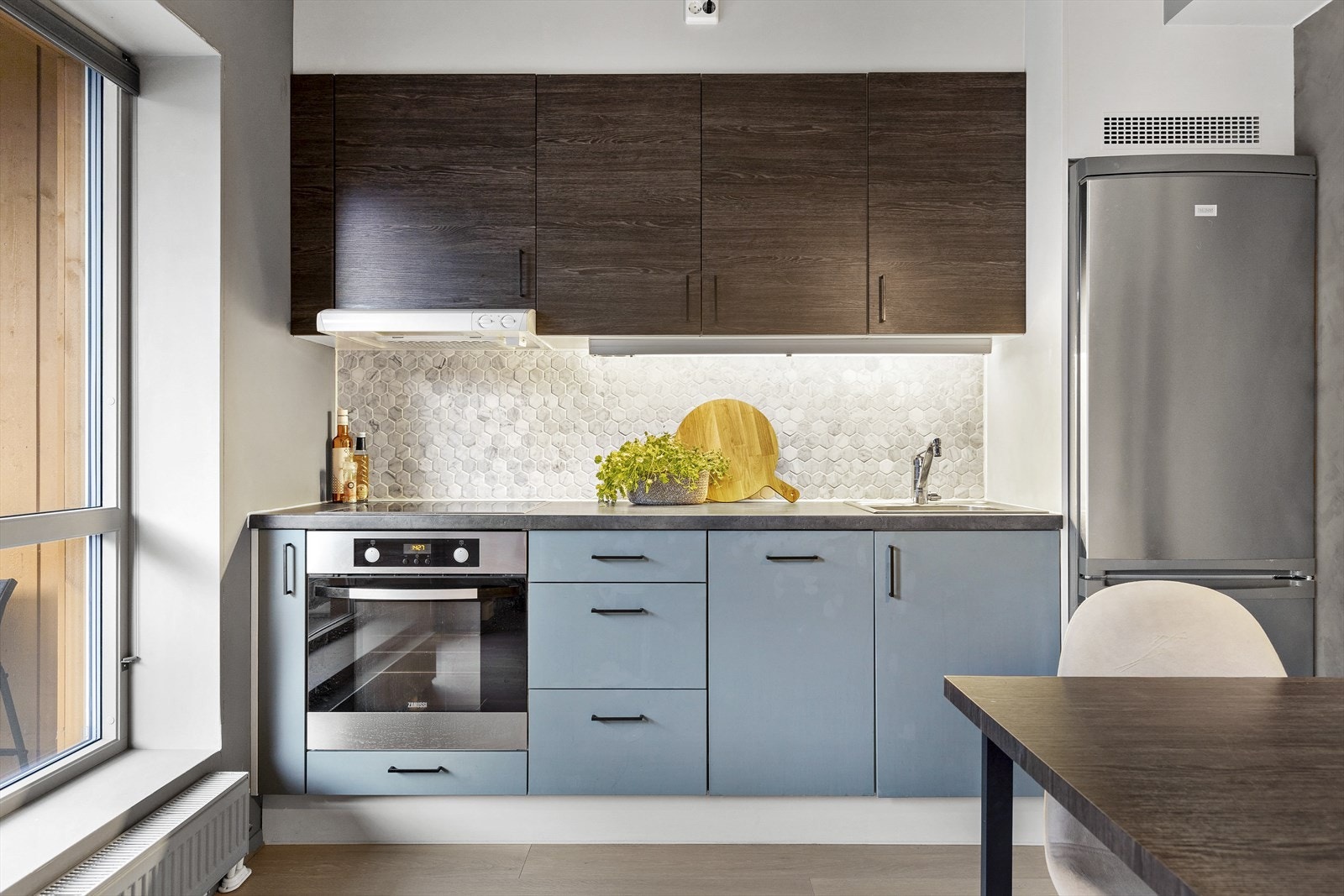 Det er stekeovn, platetopp og oppvaskmaskin integrert i kjøkkeninnredningen. Galleribilde