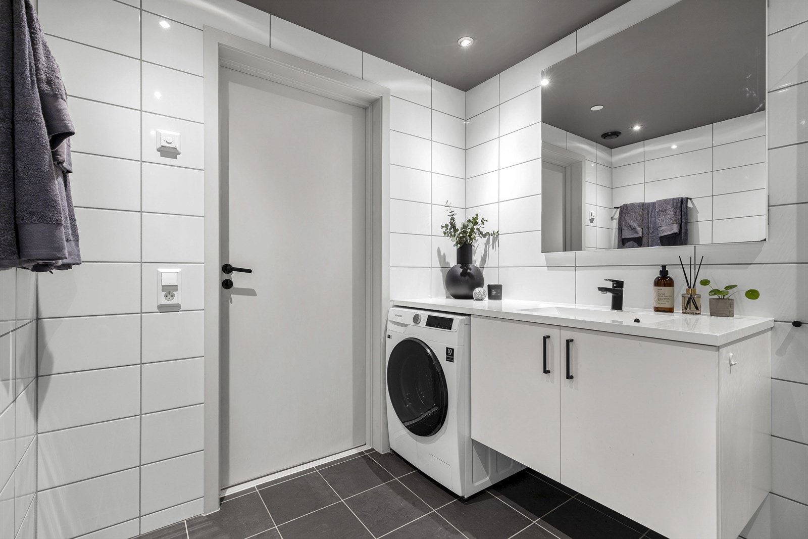 Bad med opplegg for vaskemaskin Galleribilde