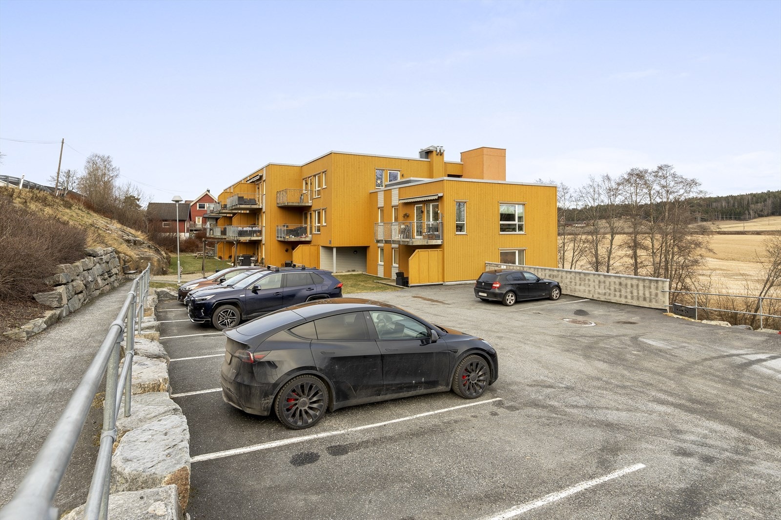 Elveveien 26 ligger sentralt på Kråkstad med kort vei til togstasjon - 20 minutter med tog til Oslo S med kun stopp på til Ski og videre direkte med Follobanen til Oslo S. Galleribilde