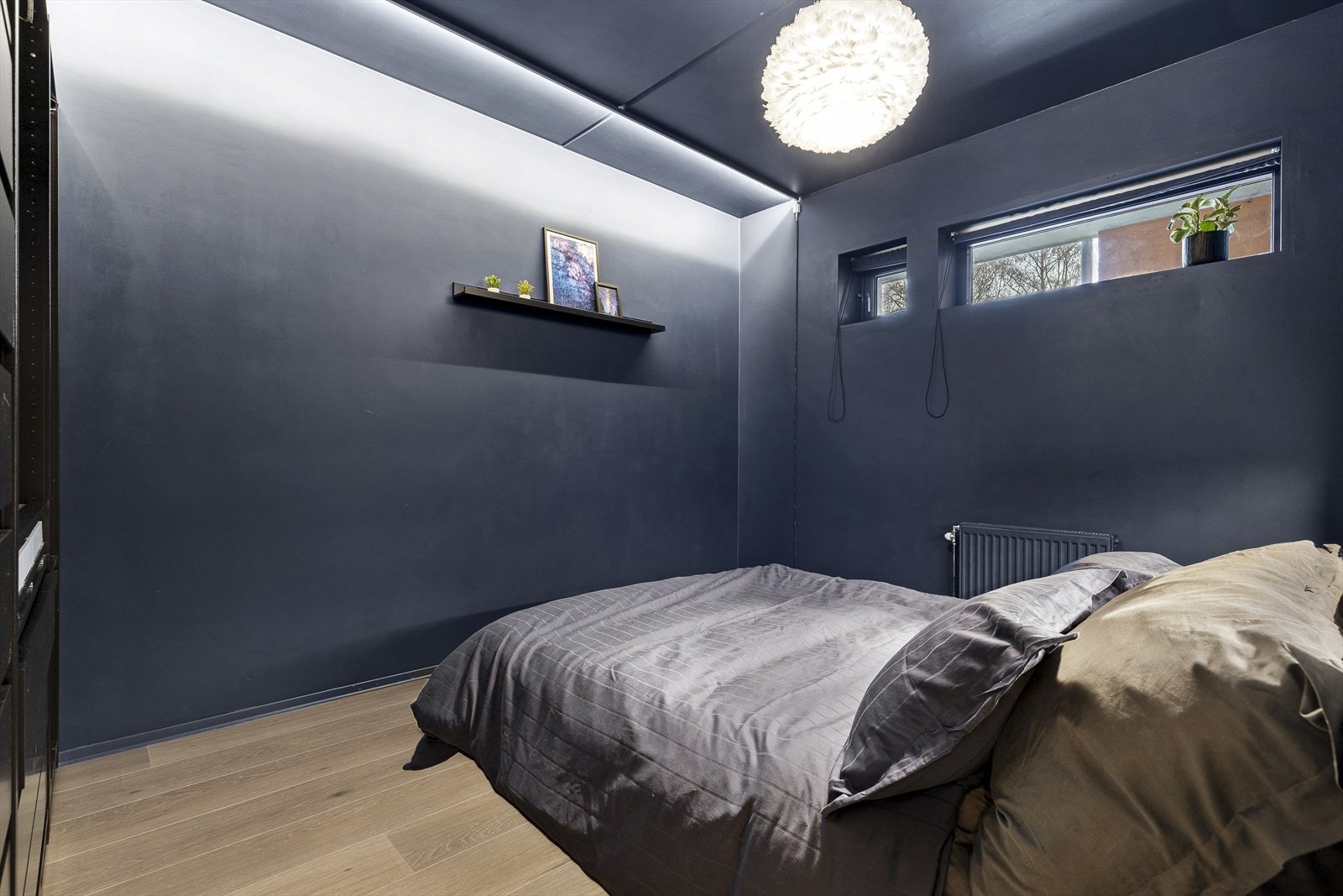 Soverom er malt i samme farge på vegger og himling, som gir et rent og stilig uttrykk Galleribilde