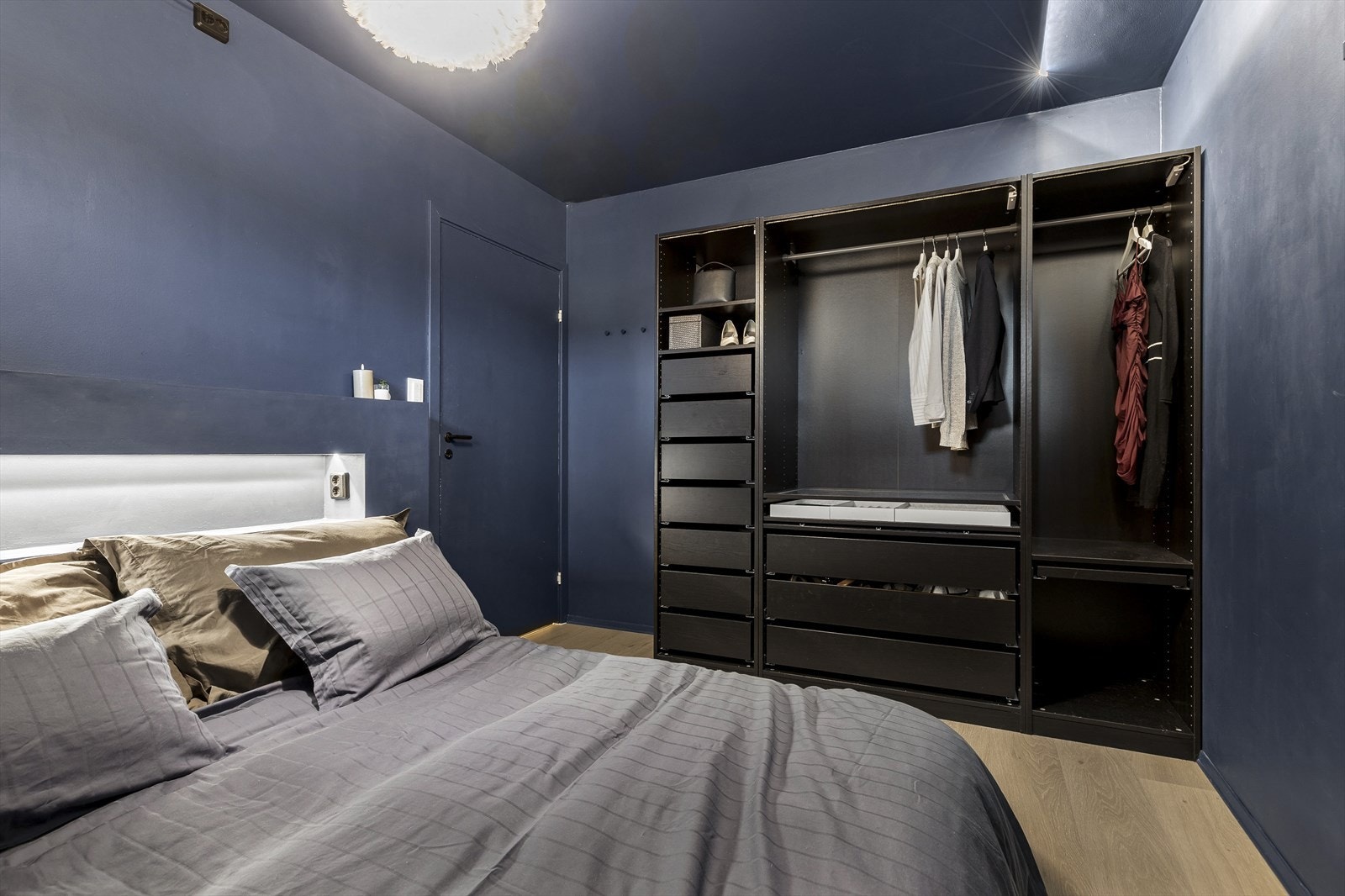 God plass til garderobeskap. Galleribilde