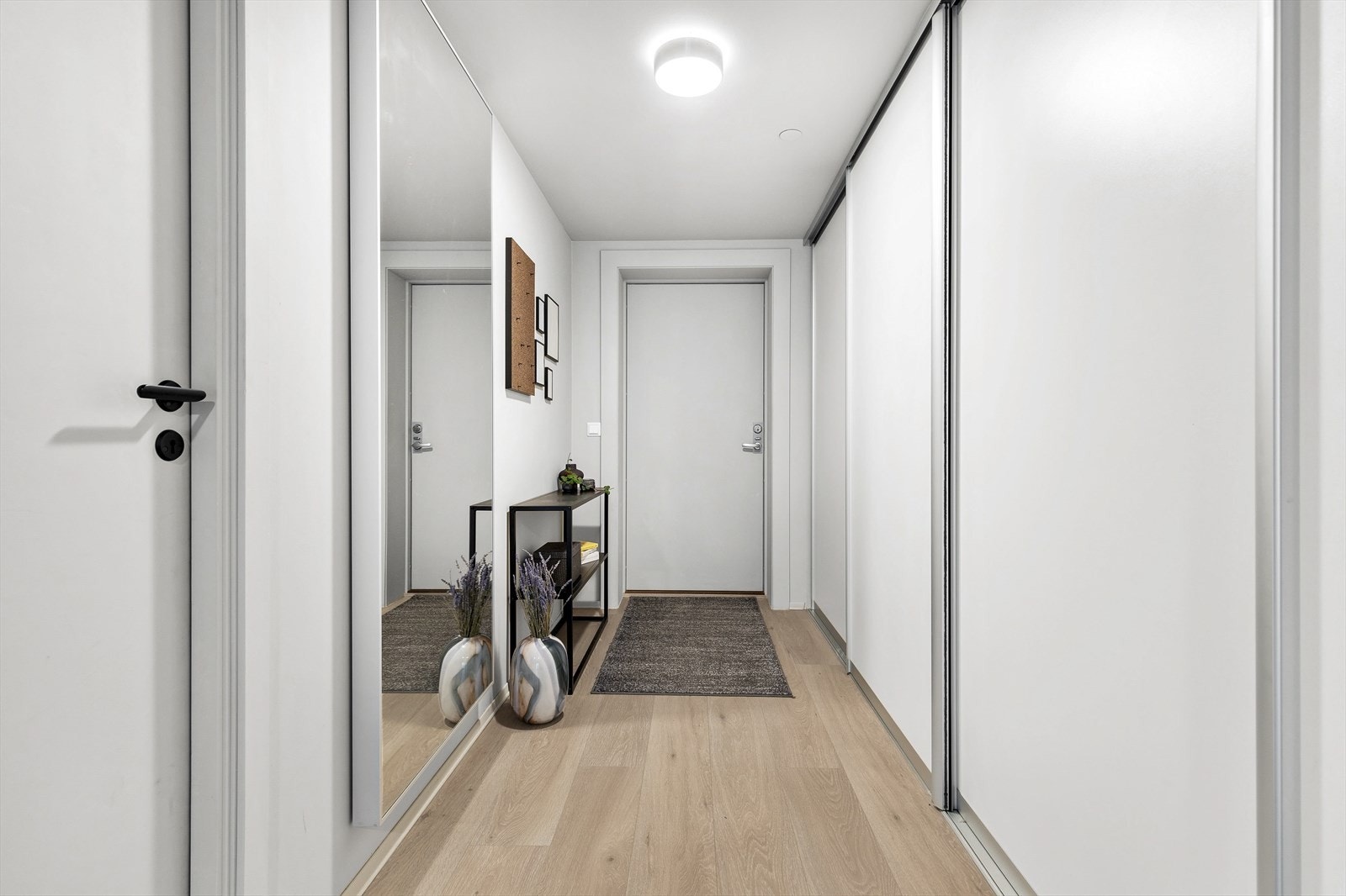 Skyvedørsgarderobe hvor du har god plass til oppbevaring av yttertøy og lignende. Galleribilde