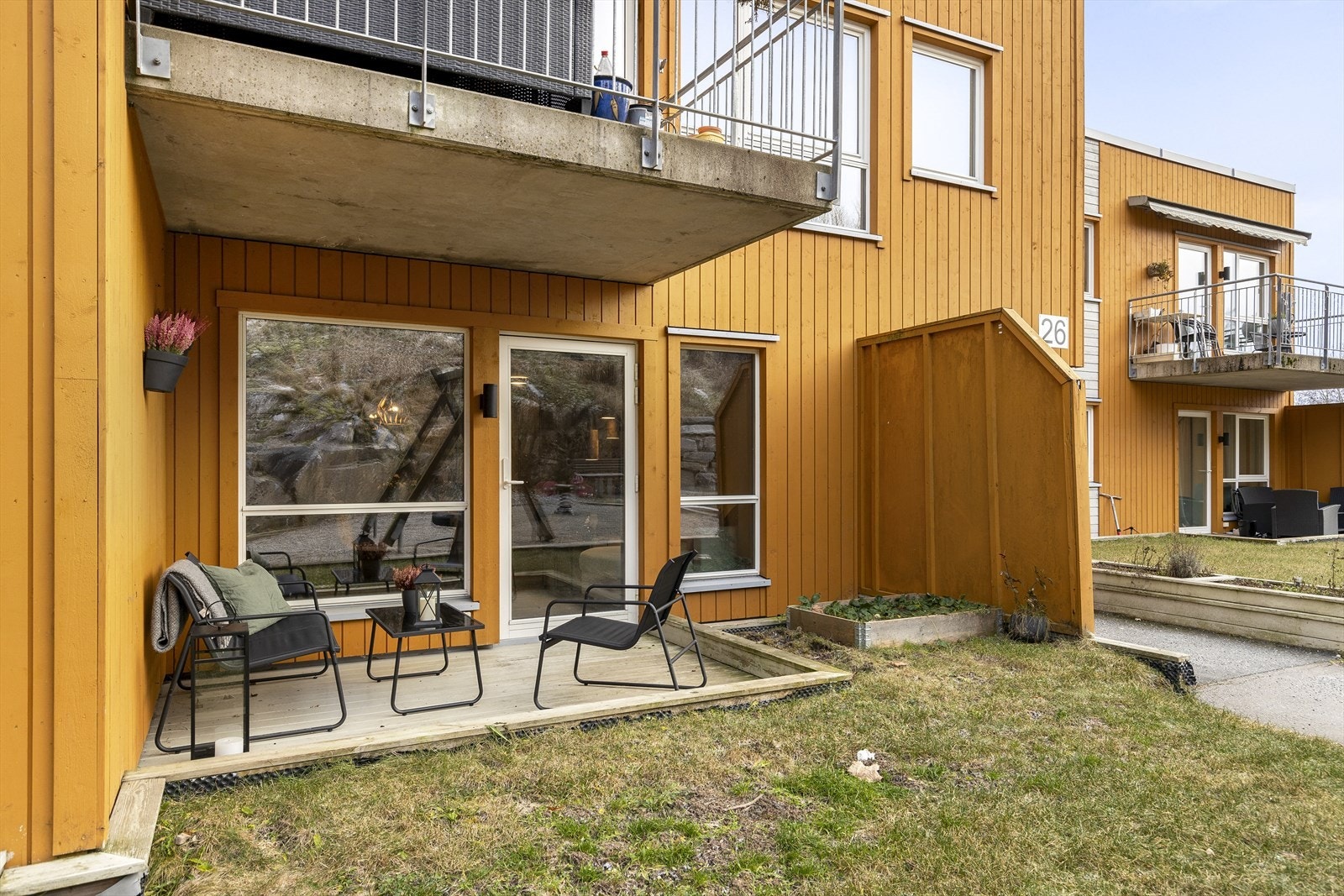 Leiligheten ligger i byggets 1. etasje og har en hyggelig uteplass mot vest Galleribilde