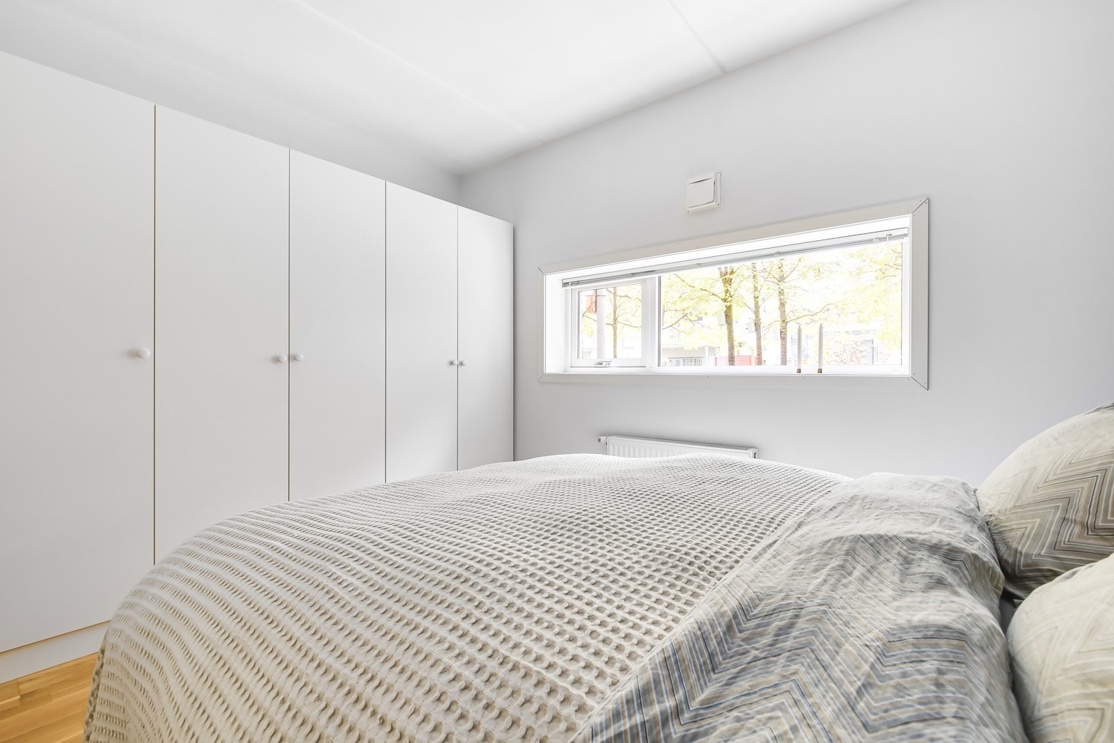 Det medfølger store garderobeskap på hovedsoverommet. Galleribilde