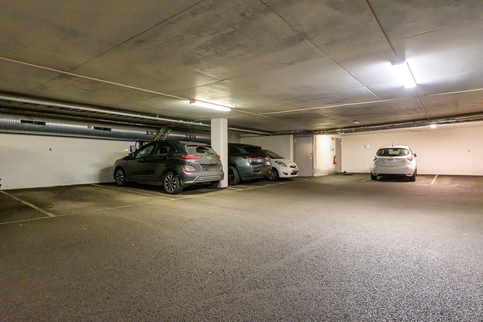 Parkeringsplass i lukket garasjeanlegg medfølger. Galleribilde