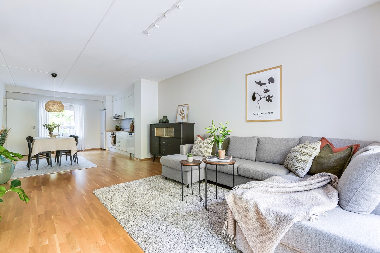 Leiligheten er gjennomgående med vinduer i begge ender og gode møbleringsmuligheter. Galleribilde