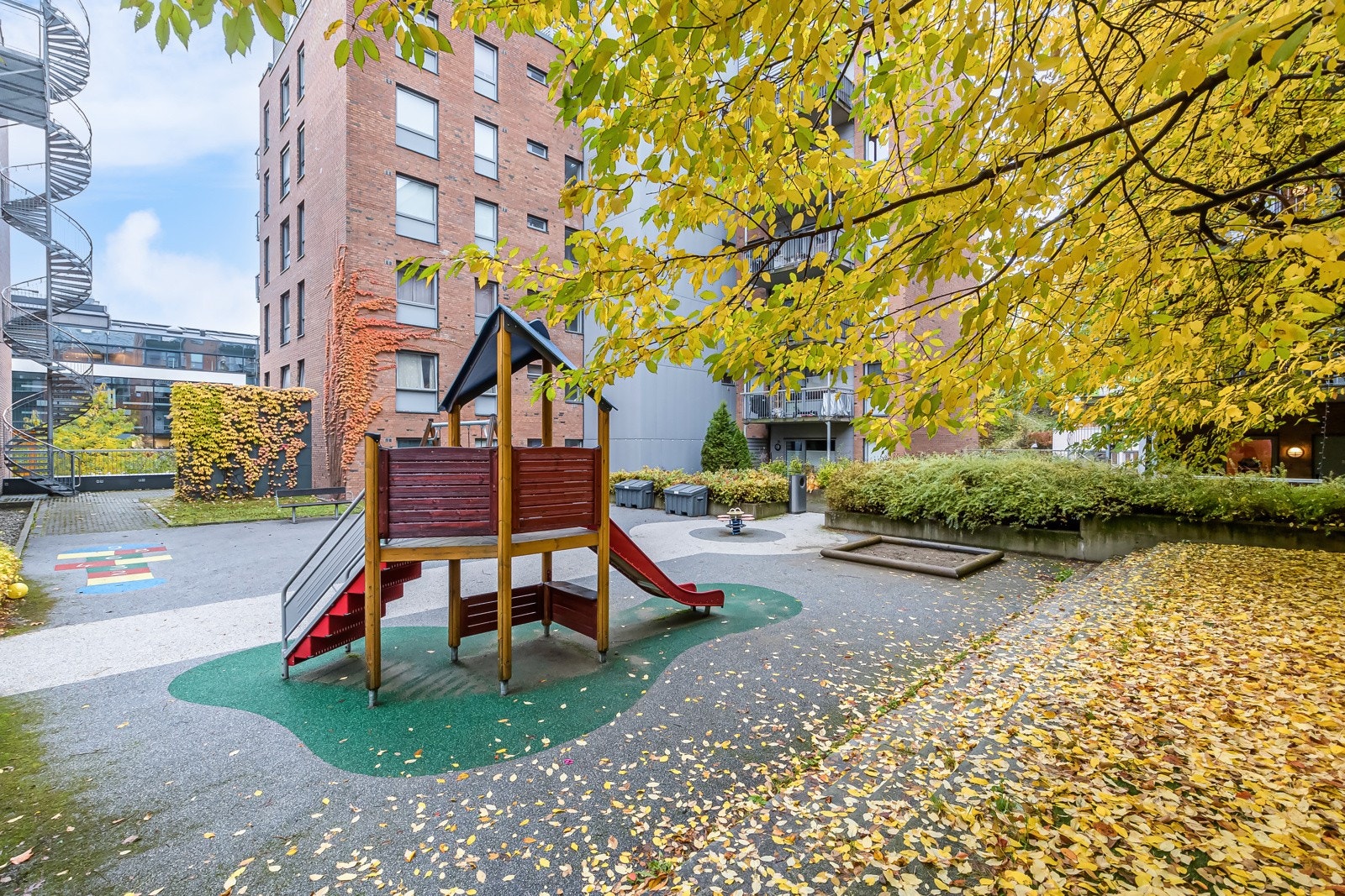 Lekeplass i bakgård. Galleribilde