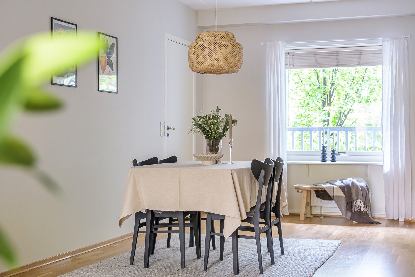 Spisestuen har god plass til stort spisebord. Galleribilde