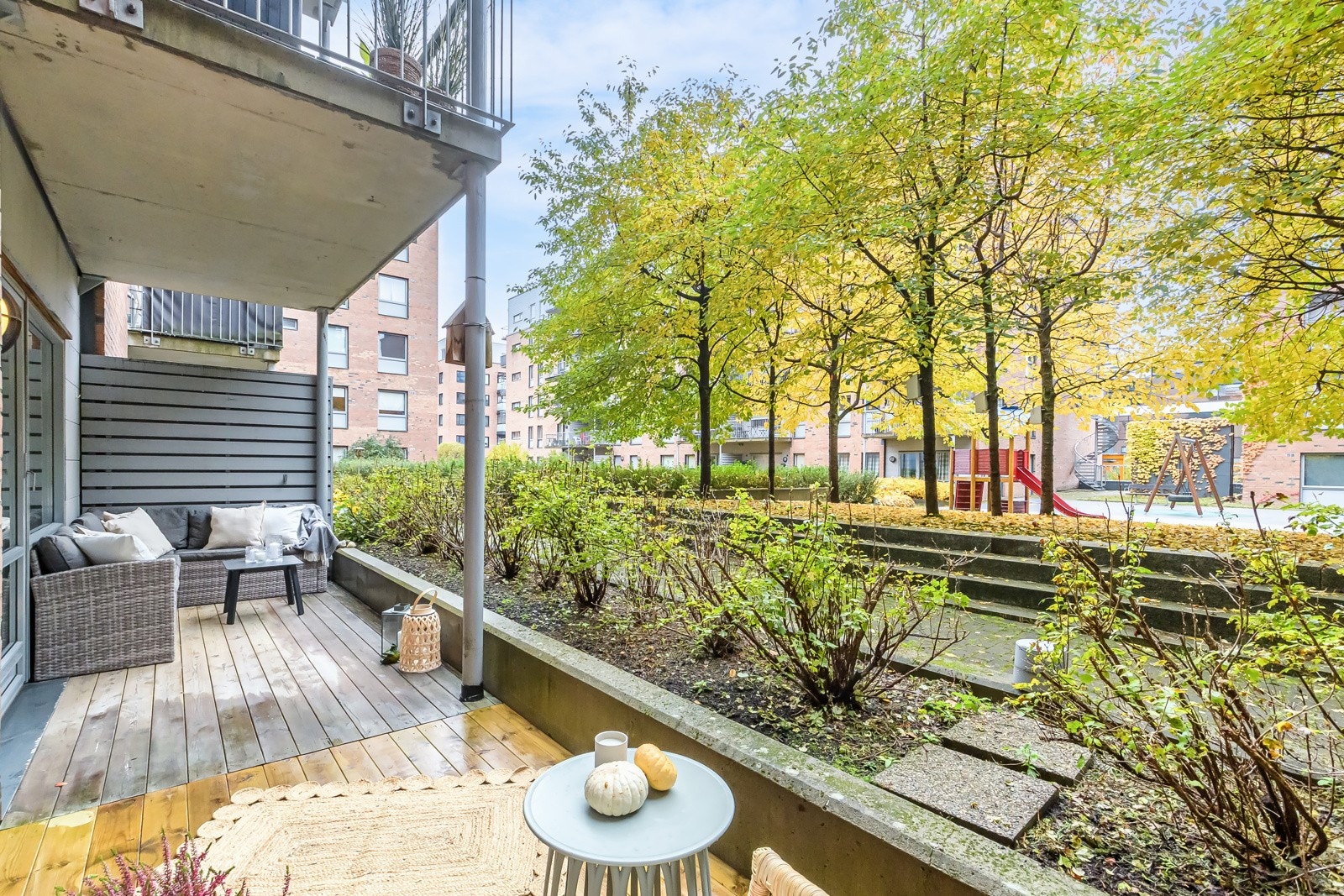 En stor og gjennomgående 3-roms med markterrasse mot bakgården, og medfølgende garasjeplass! Galleribilde