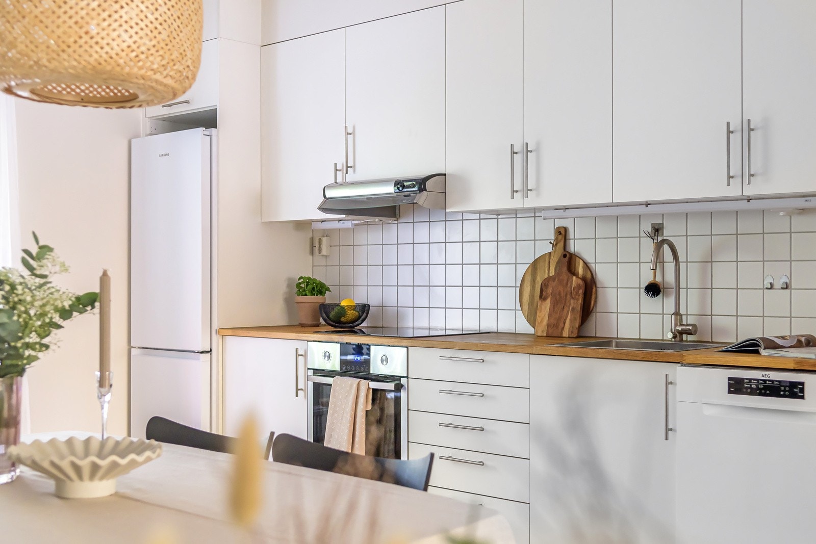 Kjøkkenet har godt med skap- og benkeplass og det er plass til stort spisebord. Galleribilde