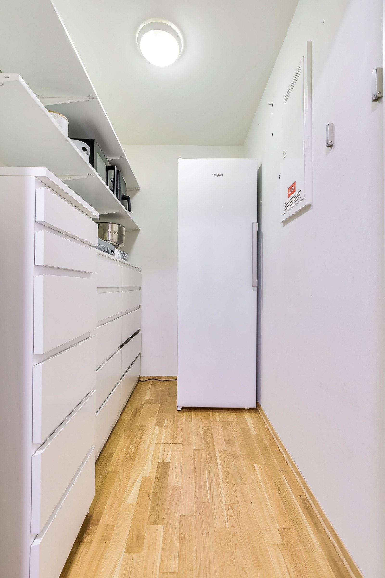 Innvendig bod har god plass til hyller og her er det stikkontakt om man vil ha ekstra kjøleskap/fryser/vinskap etc. Galleribilde