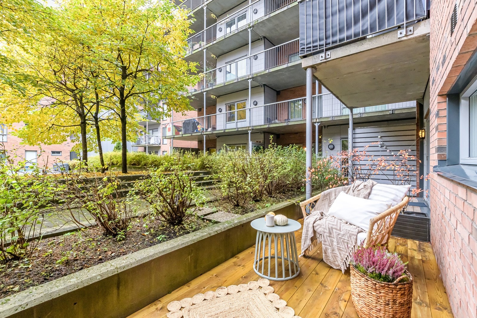 Pent opparbeidet hekk mot felles uteområde og bakgård. Bakgården er lukket slik at kun beboere har tilgang. Galleribilde