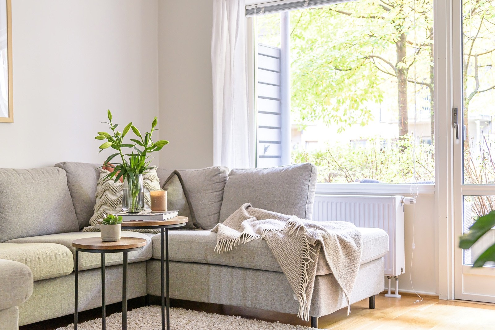 Store vindusflater slipper inn rikelig med dagslys. Galleribilde