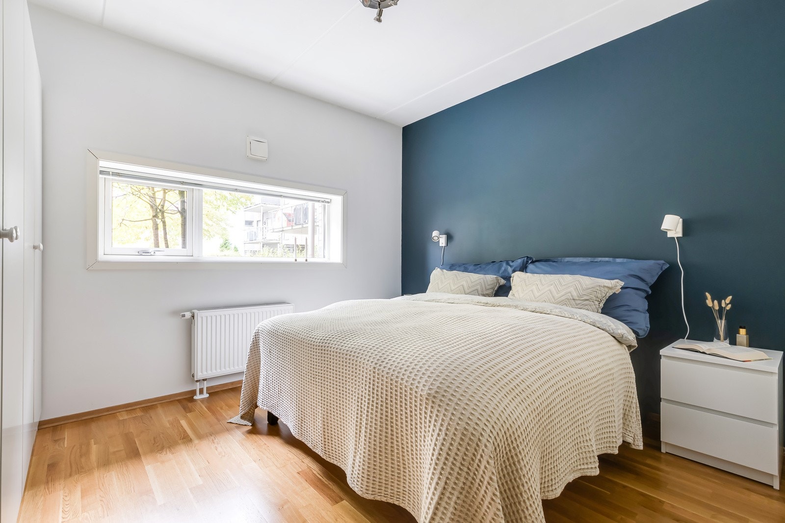 Her er det god plass til dobbeltseng, nattbord og garderobeskap. Galleribilde