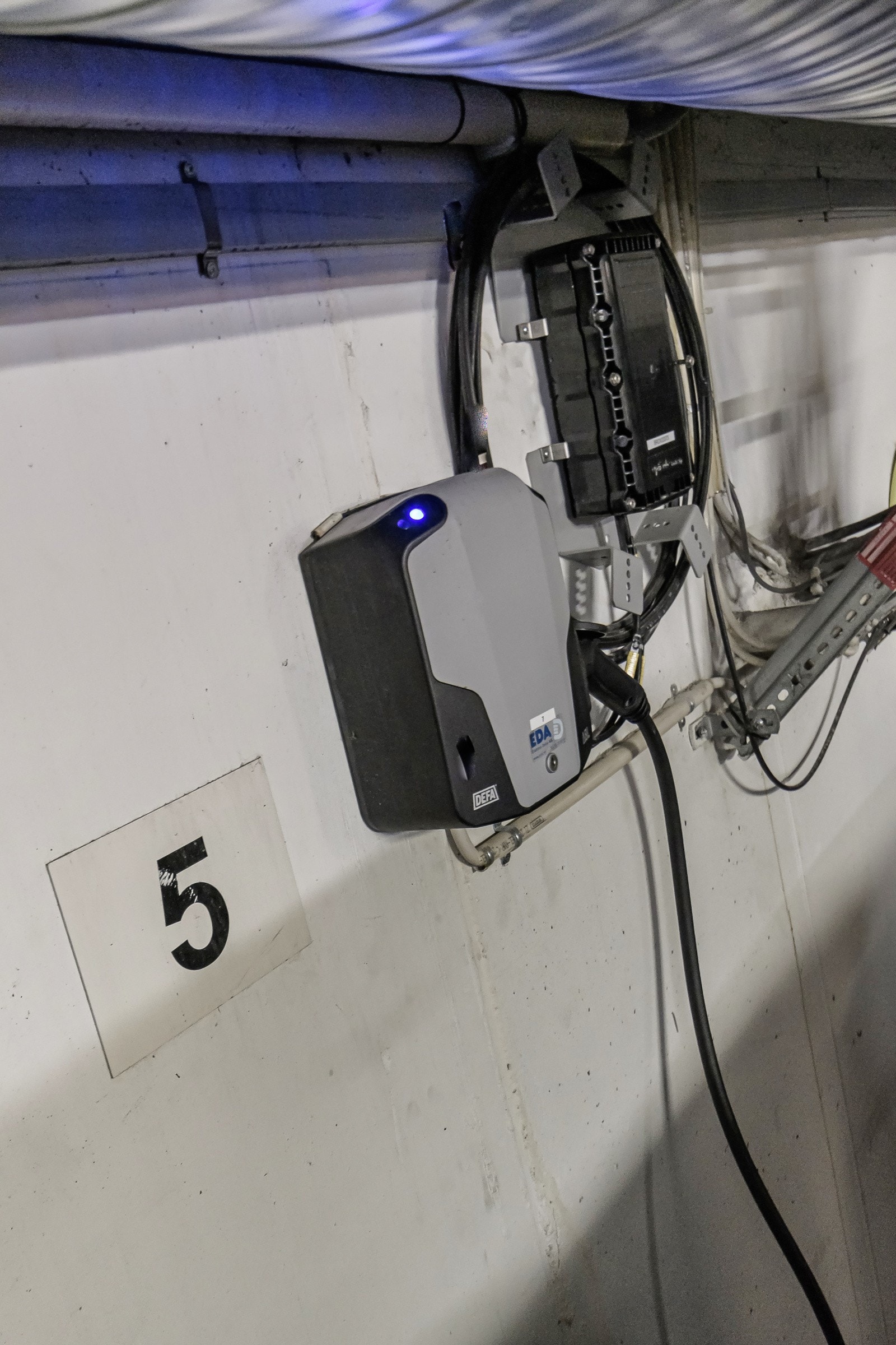 Det er el-lader på garasjeplassen. Galleribilde