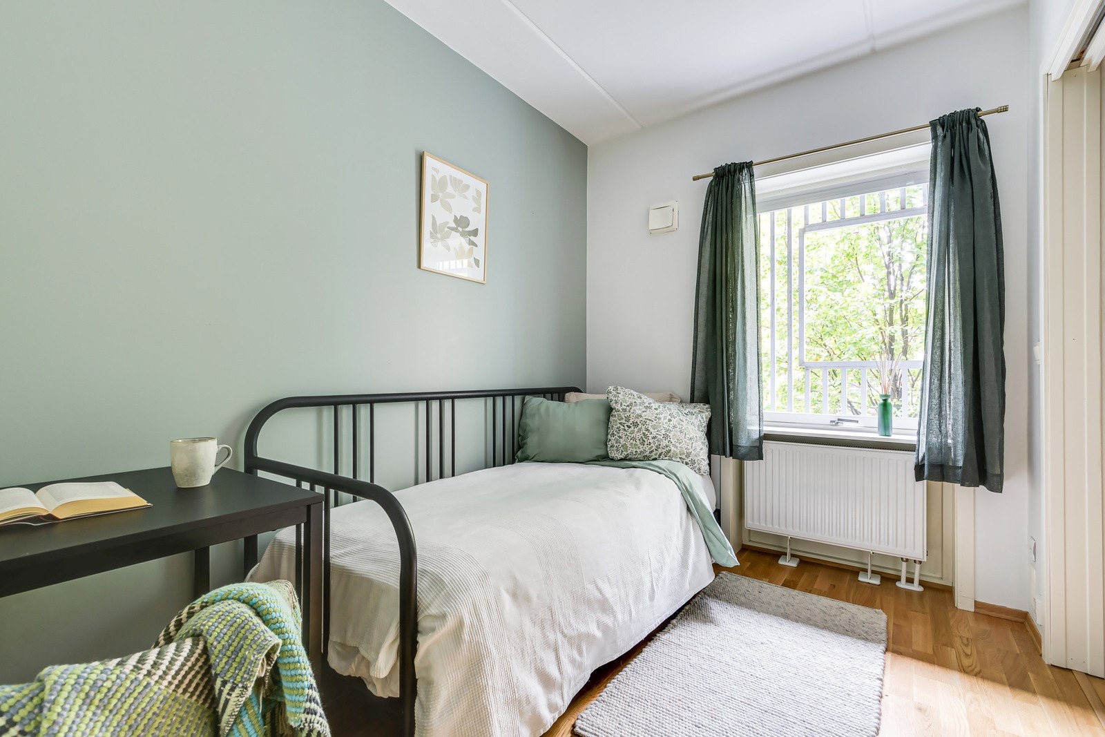 Soverom nr 2 er av god størrelse og har god plass til seng, nattbord og garderobeskap. Galleribilde