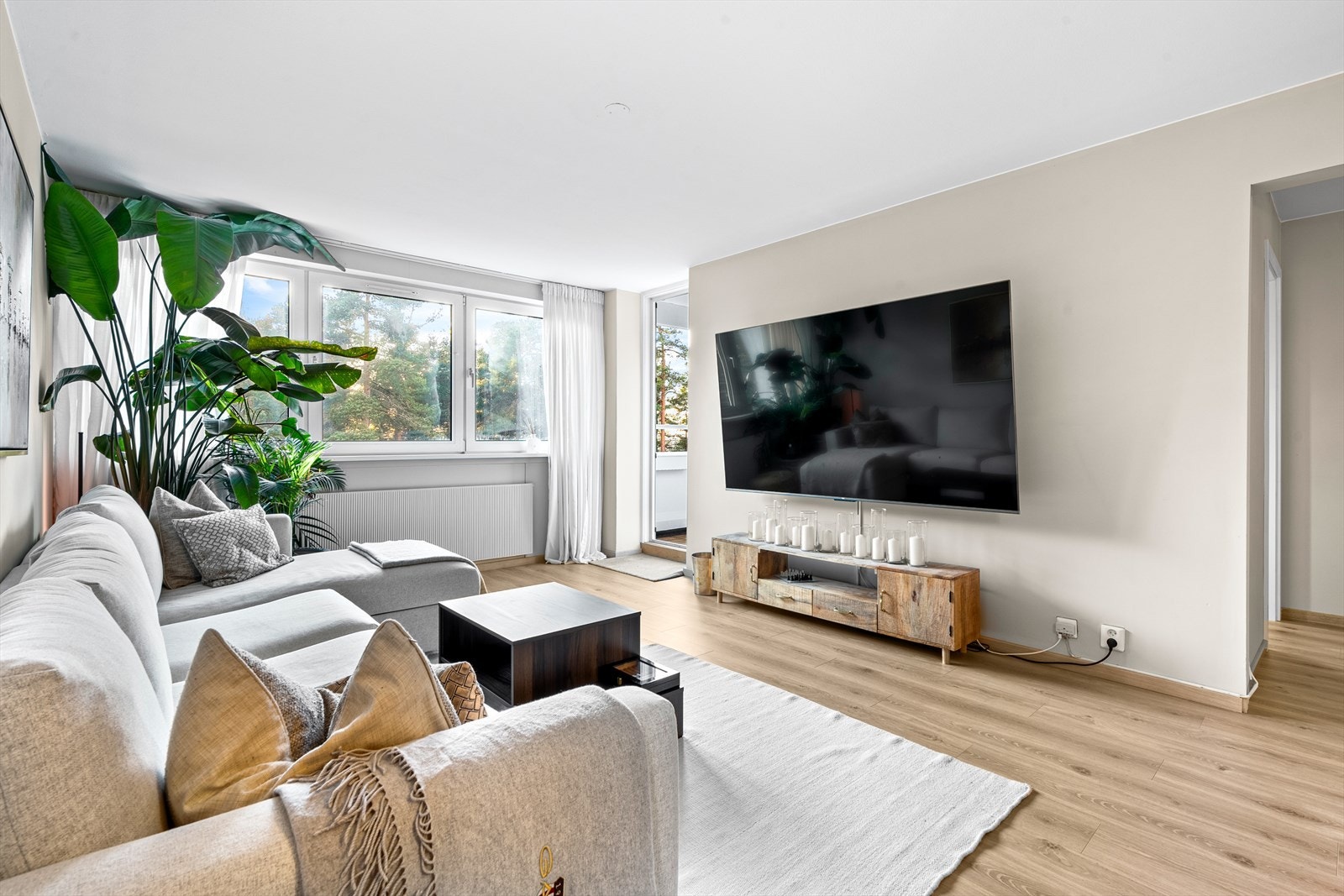 Lys stue med vinduer fra to kanter som slipper inn rikelig med lys. Galleribilde