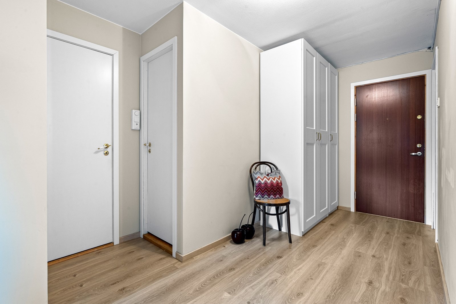 Entré er utstyrt med gardeobeskap. Plass til ekstra klesoppheng og skoskap. Galleribilde