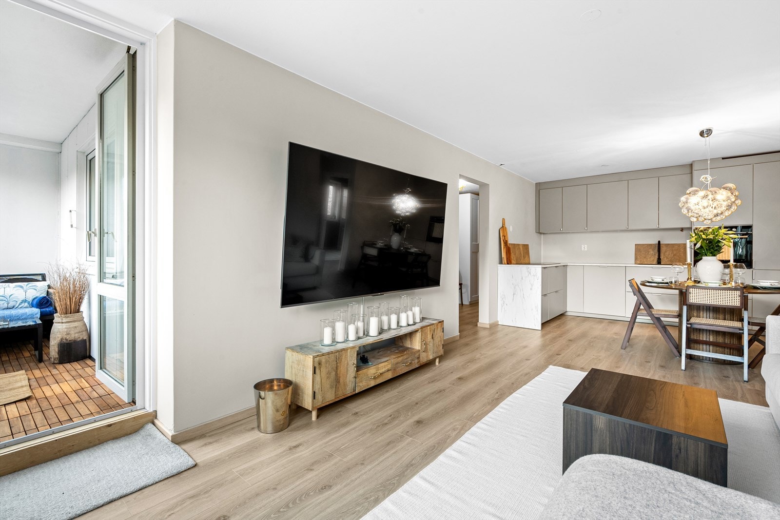 Utgang til balkong fra stue. Plass til både sofagruppe og spiseplass. Galleribilde