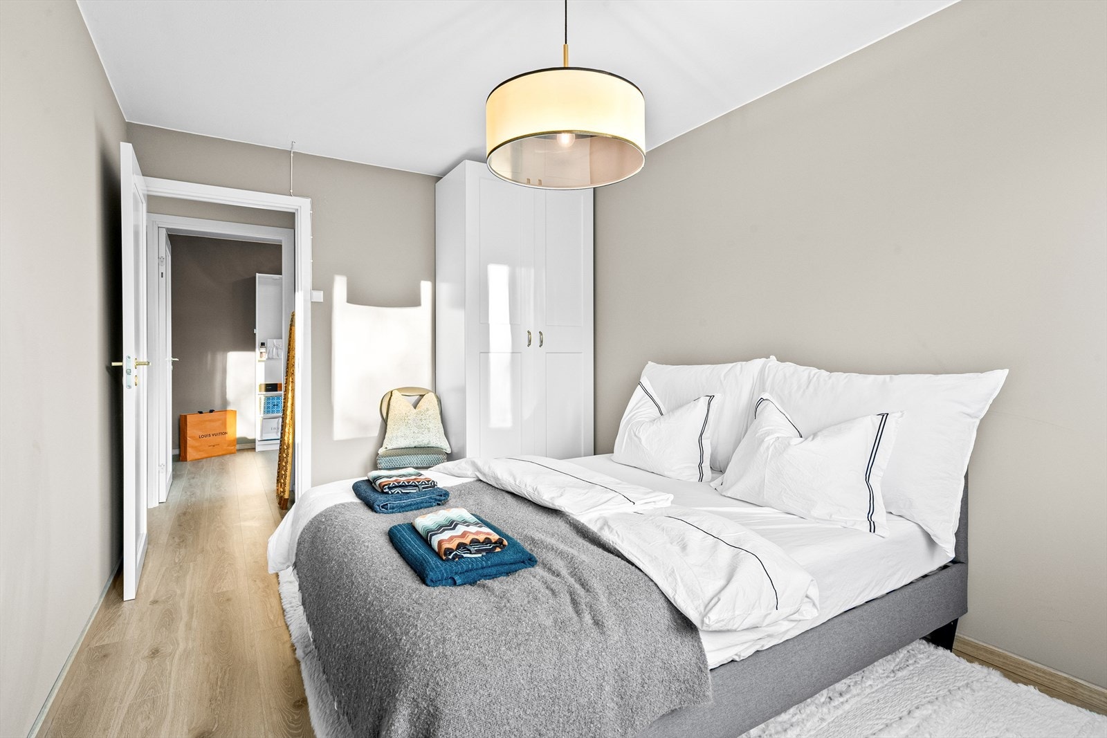 Utstyrt med garderobeskap. Galleribilde