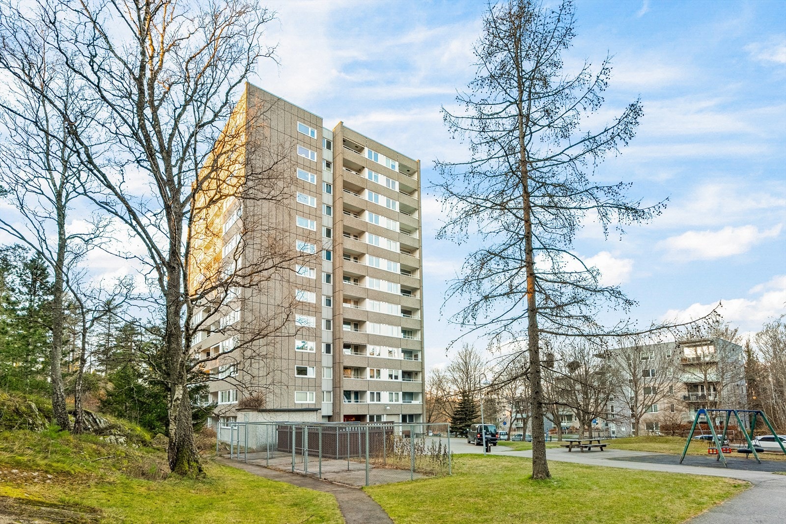 Nærområdet er rolig og naturskjønt med kort avstand til butikker og offentlig kommunikasjon. Haugerudveien er en blindvei, og er således kun trafikkert med biler til og fra blokkene. Galleribilde