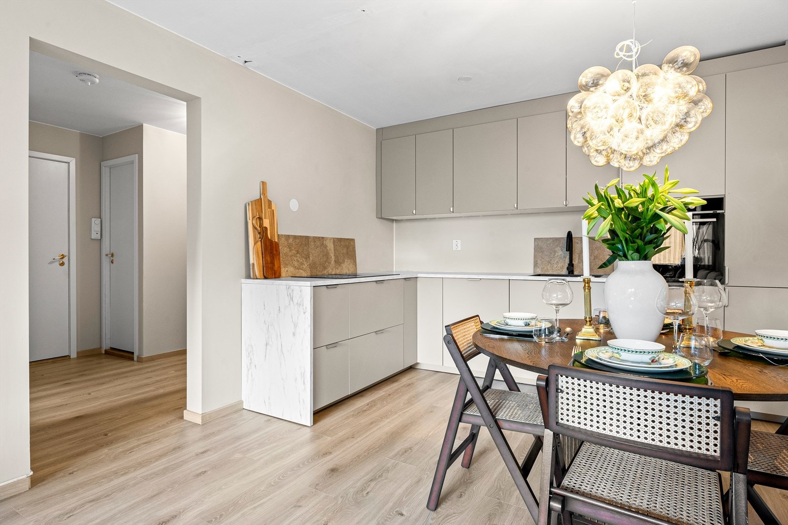 Nye overflater, nytt kjøkken, ny baderomsinnredning og kurs til platetopp i 2023. Galleribilde