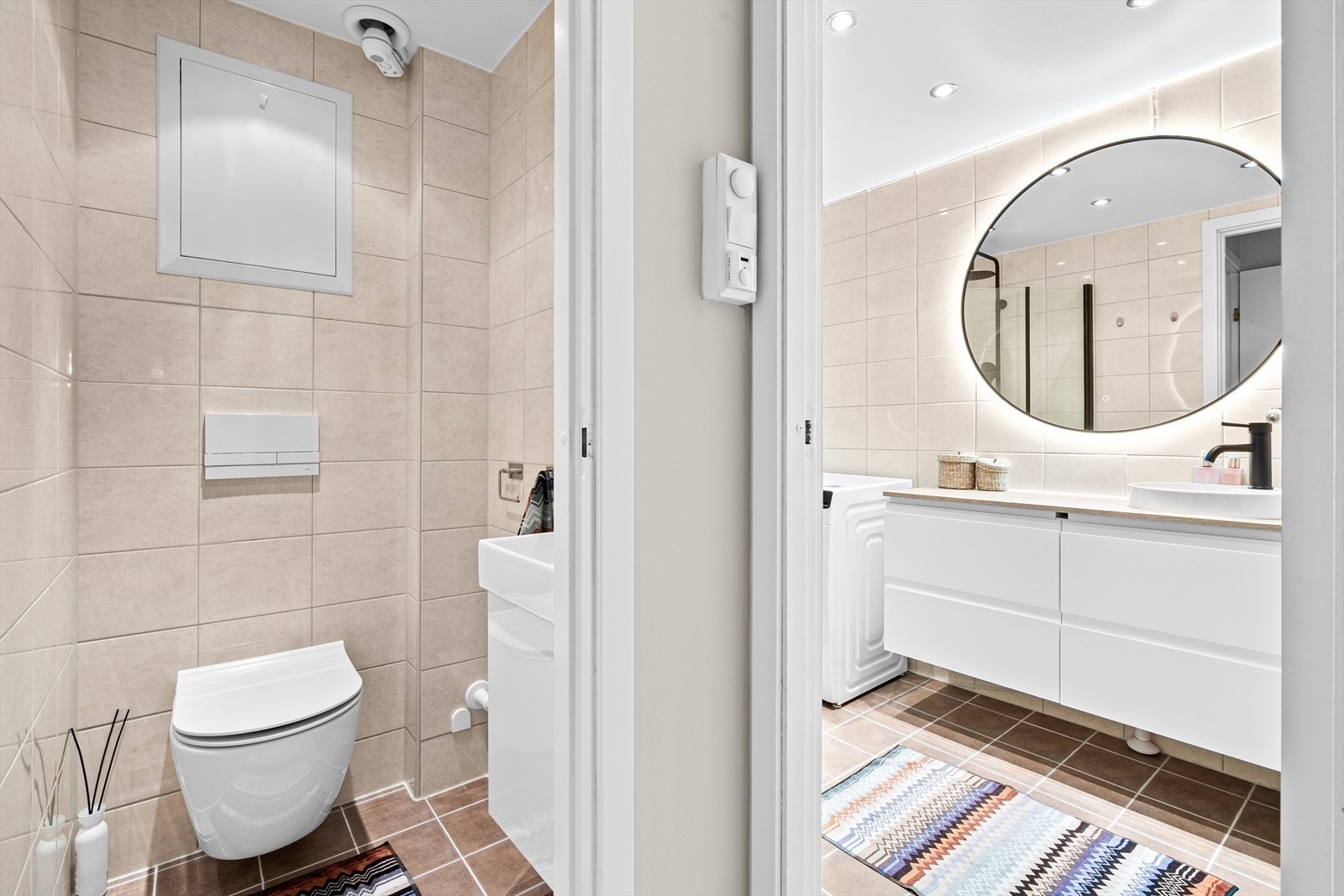 Separat WC med toalett og servant. Galleribilde