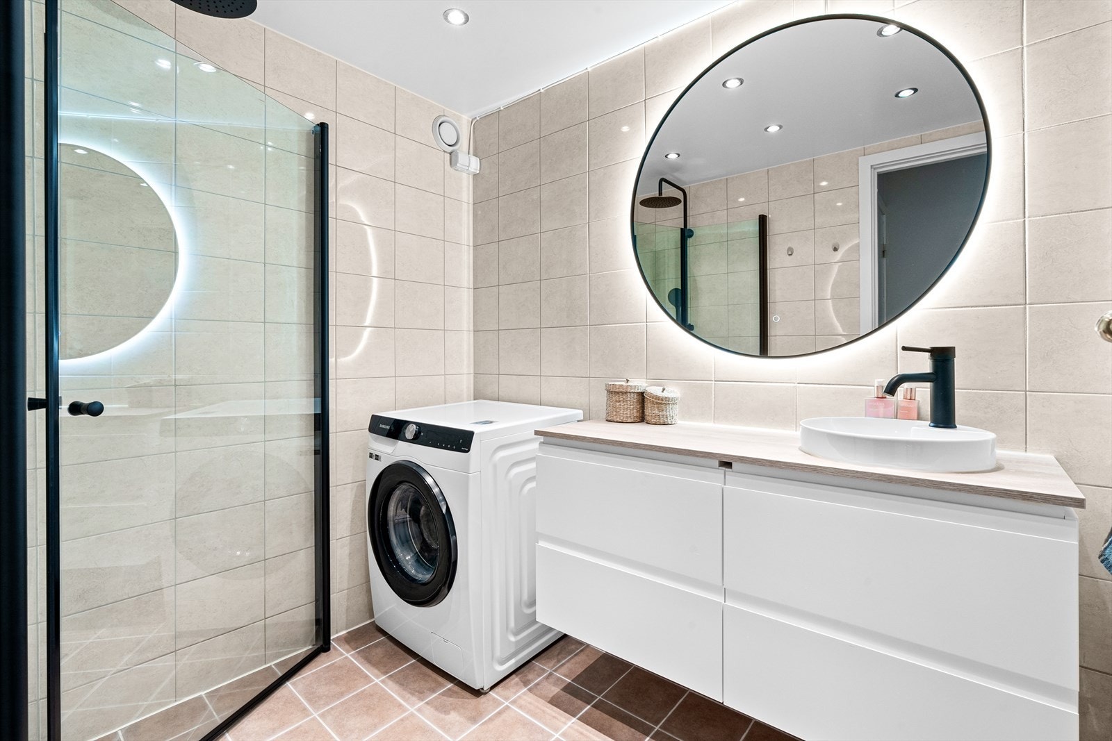 Pent bad pusset opp med ny innredning i 2023. Rehabilitert i regi borettslaget i 2013. Galleribilde