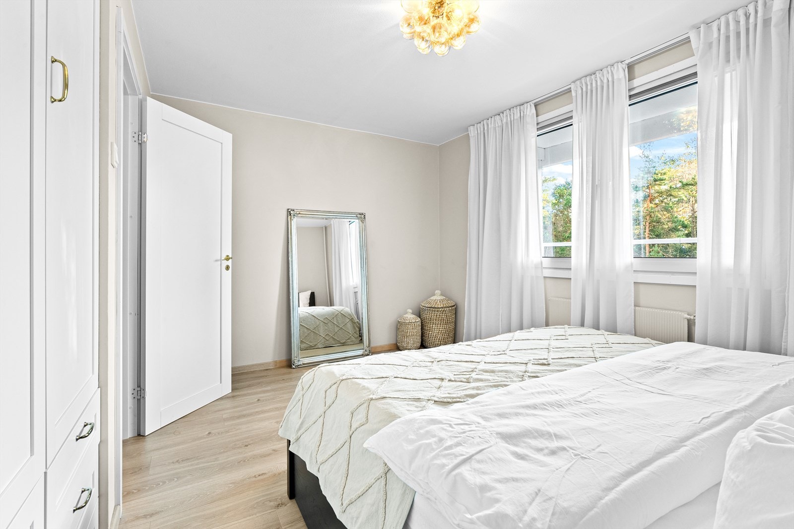 Lyst og delikat uten direkte innsyn. Galleribilde