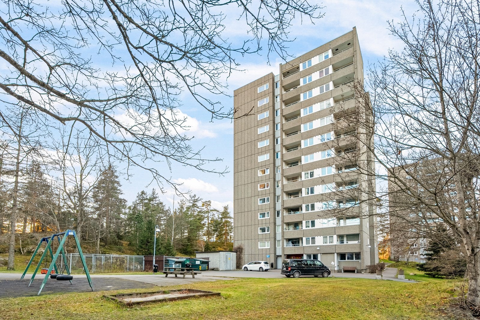 Store, fine grøntområder med plen, lekeplasser, beplantning og sittegrupper. Galleribilde