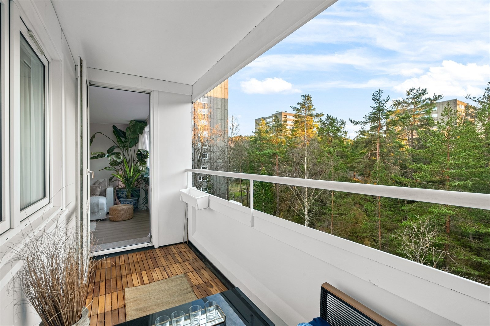 Pen 4-roms leilighet med solrik, usjenert, sydvestvendt balkong, heisadkomst og umiddelbar nærhet til marka. Galleribilde