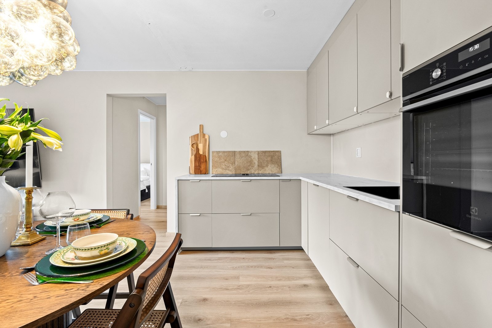 Godt med oppbevaringsplass og flere matlagingssoner. Integrerte hvitevarer. Galleribilde