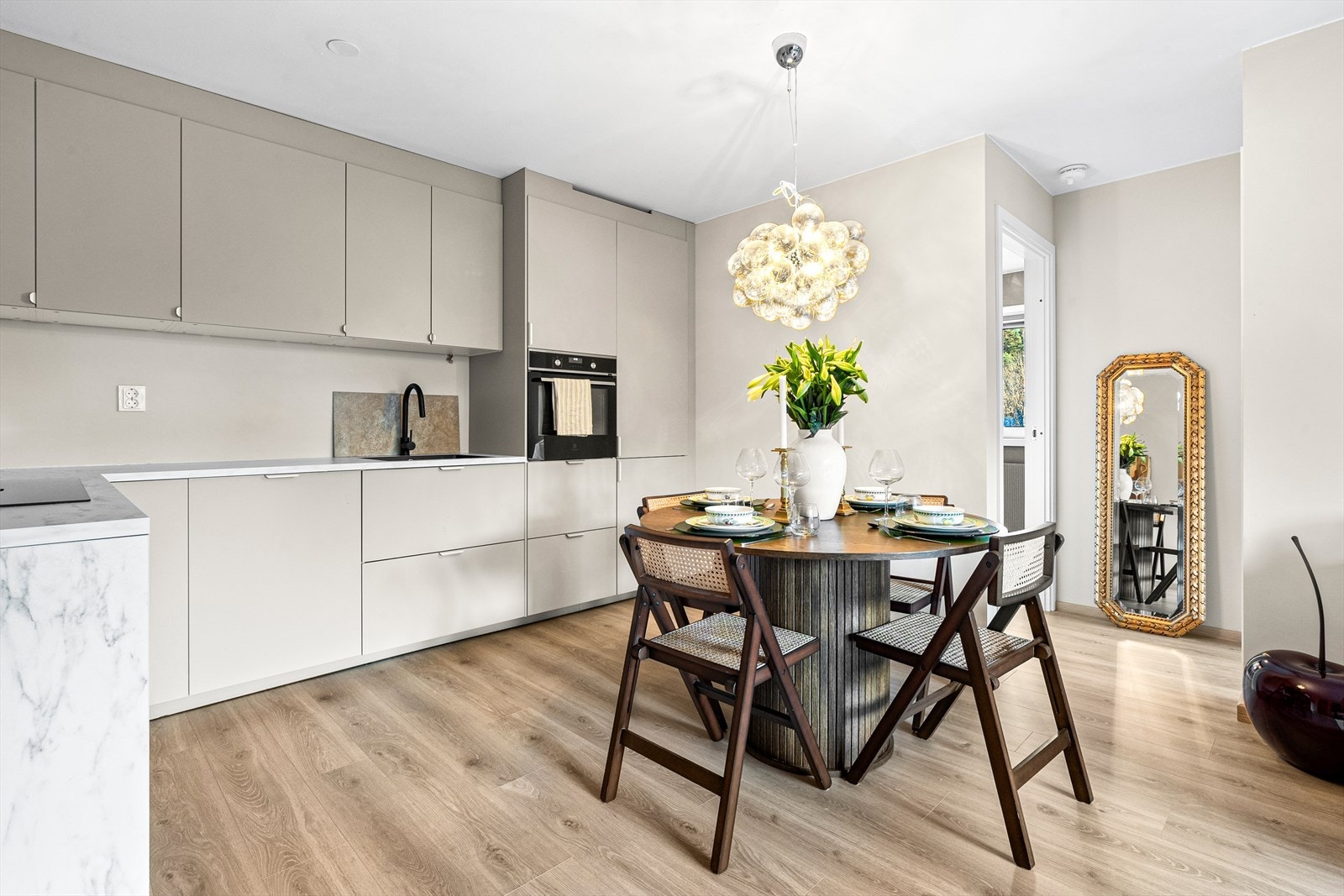 Det er tre soverom, her inn til soverom 1 og 2 fra kjøkken. Galleribilde