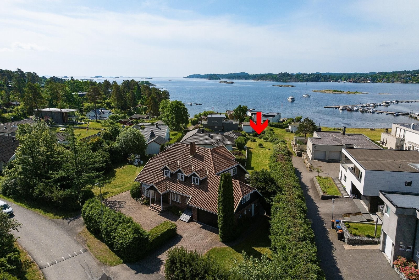 Tomten på over 2 mål strekker seg nesten ned til stranden Galleribilde