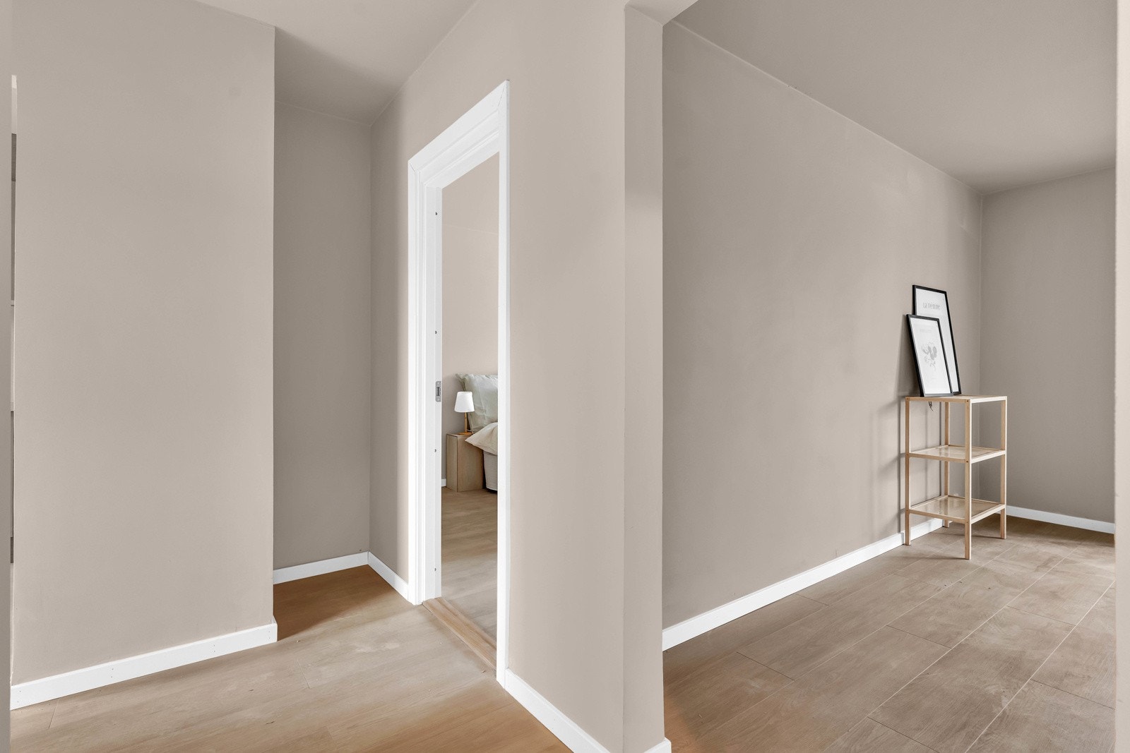 Velkommen inn i en lys og pen leilighet med glatte, lysmalte veggflater, listefritt tak, god, gjennomgående planløsning og vannbåren varme fra fjernvarmeanlegg. Galleribilde