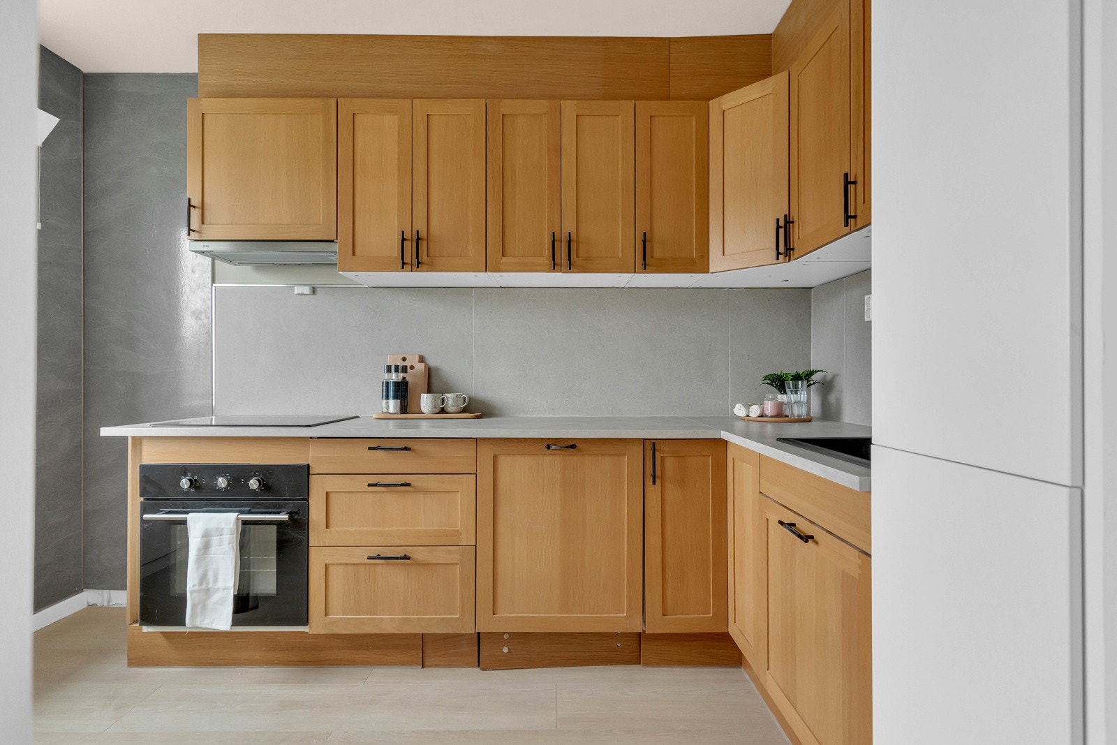 Kjøkkenet har innredning med profilerte fronter. Benkeplaten er av laminat. Det er integrert oppvaskmaskin, komfyr og platetopp. Galleribilde