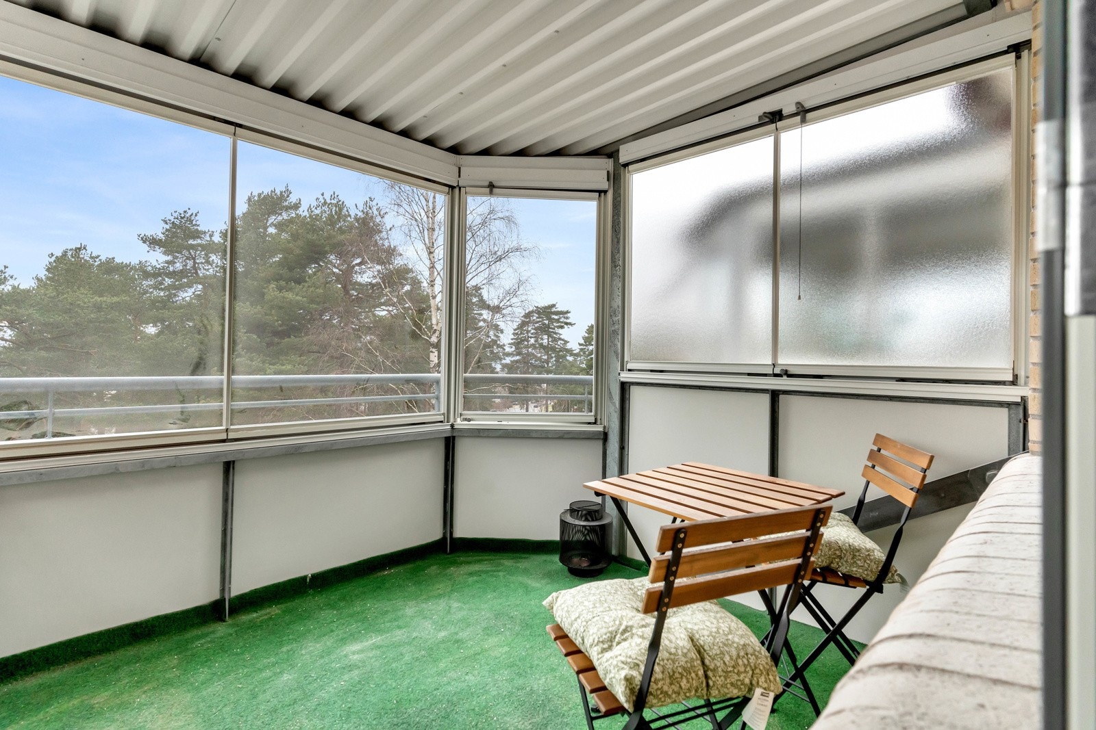 Balkongen på utsiden er innglasset og forlenger dermed utesesongen. Vestvendt balkong på ca. 10 kvm. Galleribilde